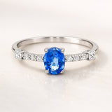 ANEL COM SAFIRA E DIAMANTES JAYLENE