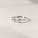 ANILLO DIAMANTE REDONDO CON BAGUETTES