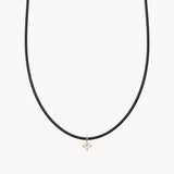 Pendente em borracha preta com diamante e quatro garras