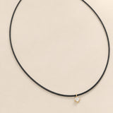 Pendente em borracha preta com diamante e quatro garras