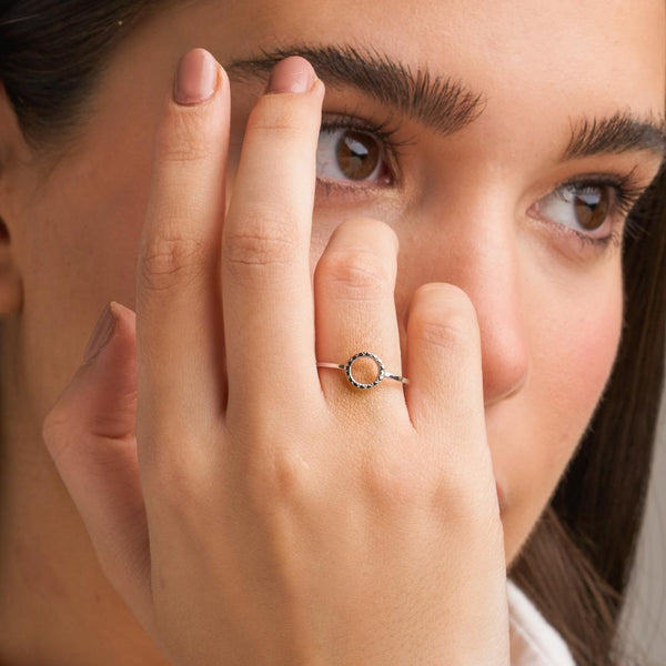 Anillo Oro blanco 18kt con circulo Melati