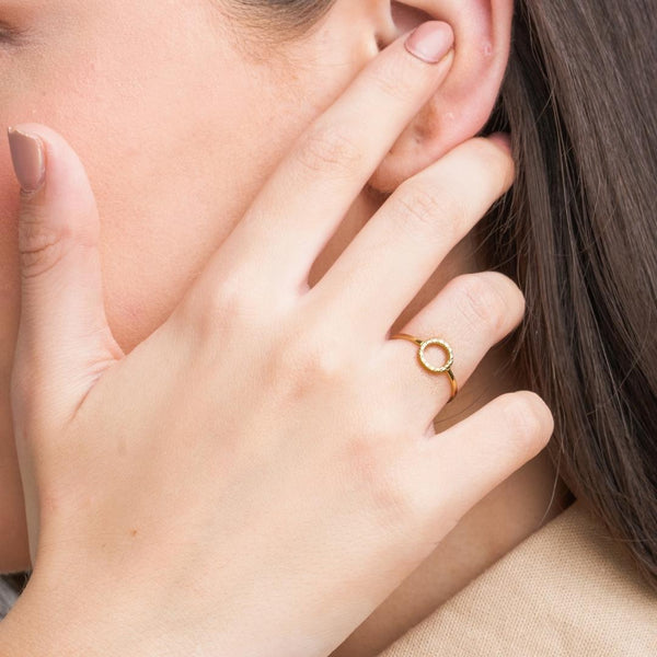 Anillo Oro 18kt con circulo Melati