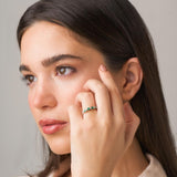 Anillo de Oro blanco 18kt esmeraldas y diamantes Aaren