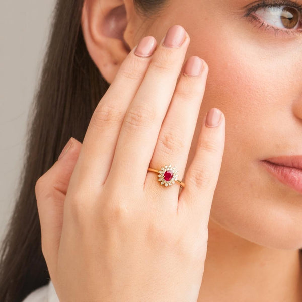 Anillo Oro 18kt con rubi y doble orla de diamantes Naomi