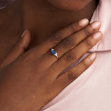 Anillo Oro 18kt con zafiro y diamantes Beki