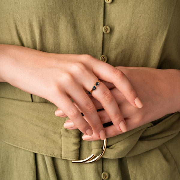 Anillo Oro 18 kt abierto con topacios London Blue Julia