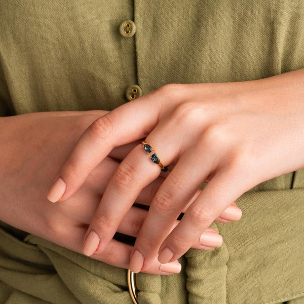 Anillo Oro 18 kilates abierto topacios London Blue Julia