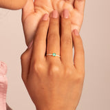 Anillo Oro 18 kilates con esmeralda circonitas Nora