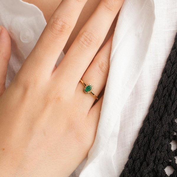 Anillo Oro 18 kilates esmeralda orla diamantes Lelia