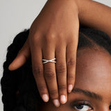 Anillo Oro blanco 18 kilates doble cruzado con diamantes Maela 1