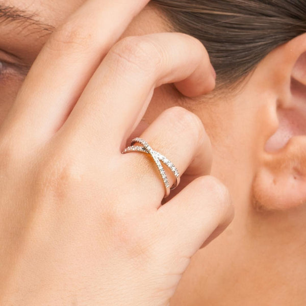 Anillo Oro blanco 18 kilates doble cruzado diamantes Maela