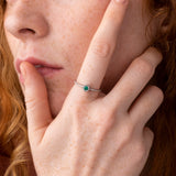 Anillo Oro blanco 18 kilates esmeralda diamantes ursula