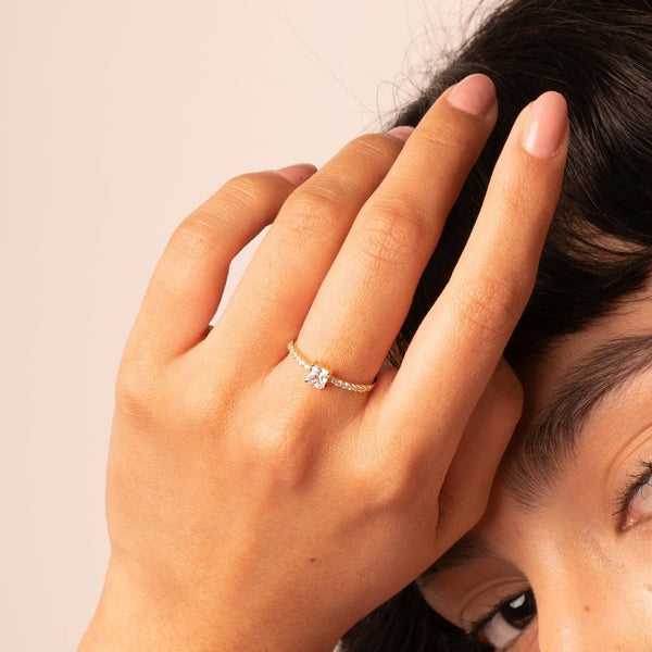 Anillo solitario Oro 18 kilates circonitas Yeva