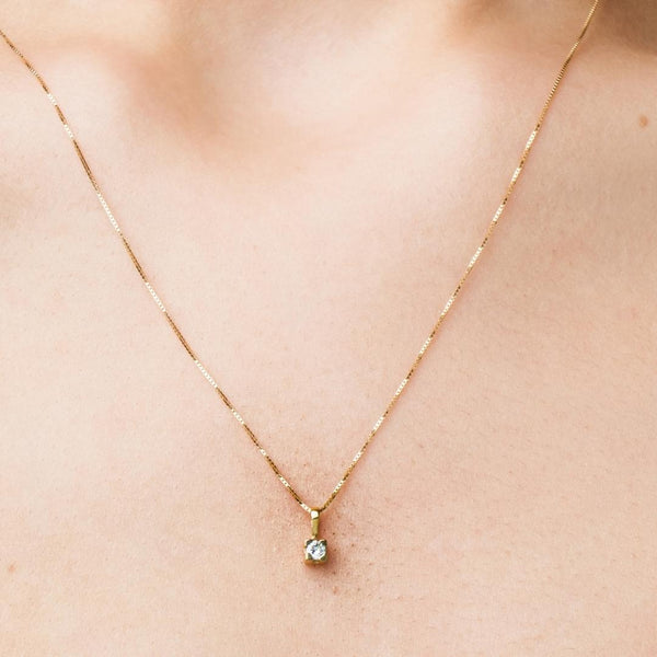 Colgante Oro amarillo 18kt con diamante garras 0.07 quilates Michelle