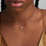 Colgante Oro 18 kilates hilo de seda circonita garras Evelyn