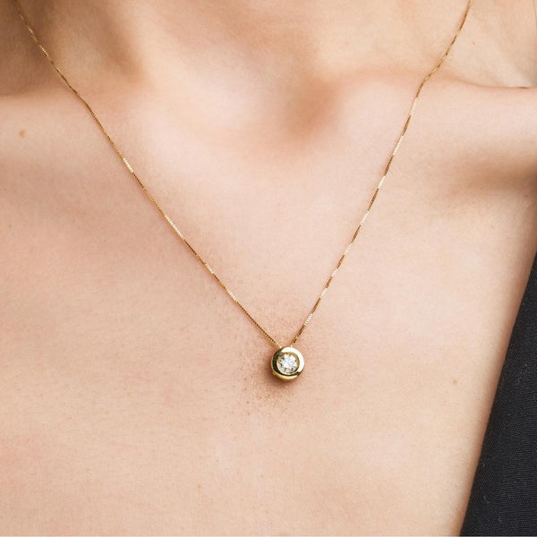 Colgante Oro 18kt con diamante en chatón 0.25 quilates Asya