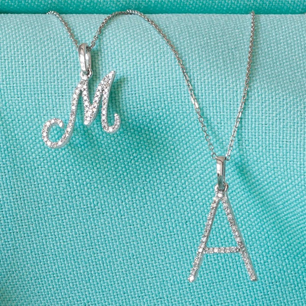 Colgante Oro blanco 18kt Inicial con diamantes