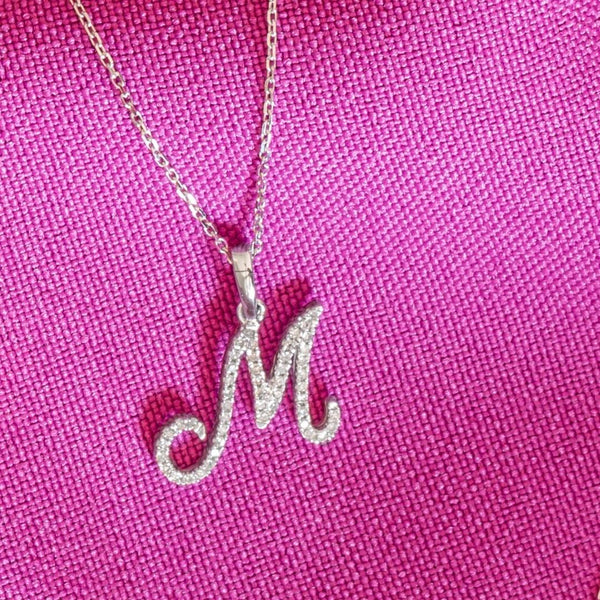 Colgante Oro blanco 18kt Inicial con diamantes letra cursiva