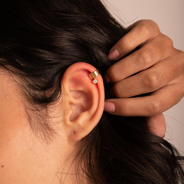 Earcuff Oro 18 kilates circonita colgando Filis