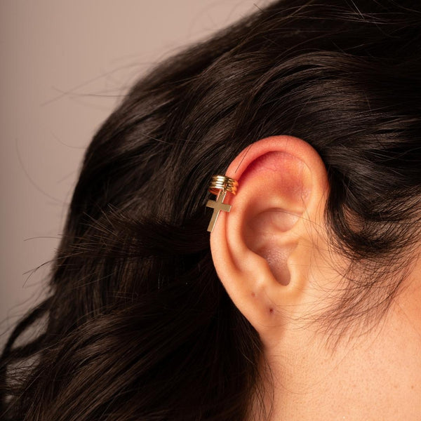 Earcuff Oro 18 kilates con cruz colgando Gemma