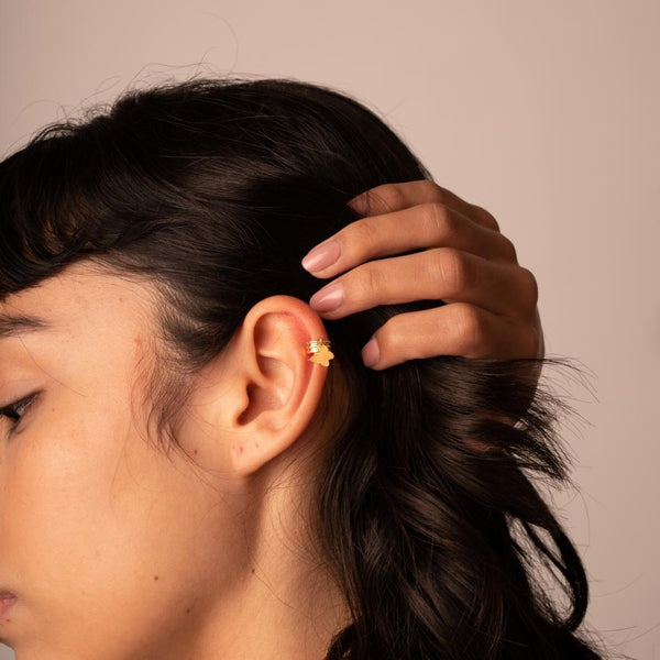 Earcuff Oro 18 kilates con mariposa colgando Harper