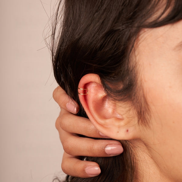 Earcuff Oro 18 kilates doble hilo curvo Amelie