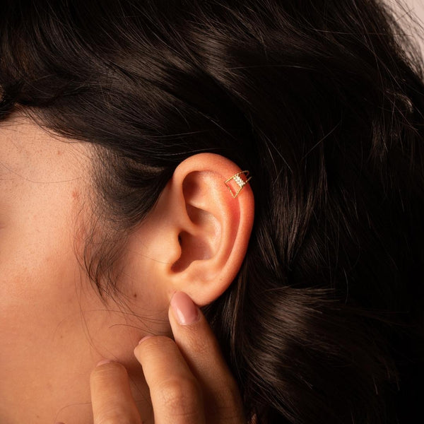 Earcuff Oro 18 kilates con doble hilo trenzado y circonita Benilda