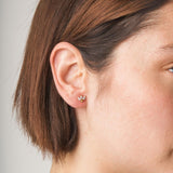 Piercing oreja Oro 18kt hojitas circonitas Vasanta