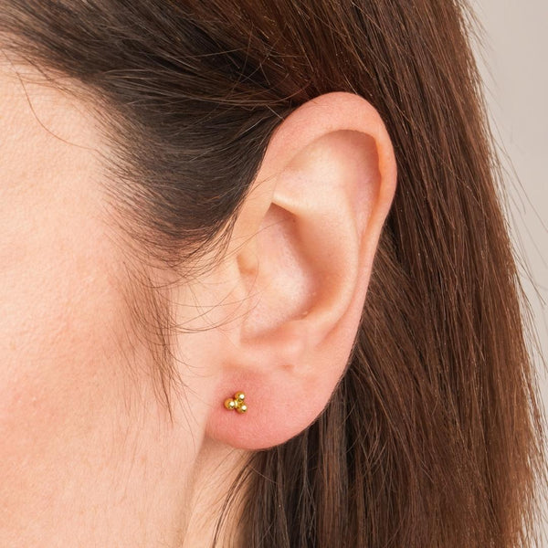 Piercing oreja Oro 18 kilates piramide bolas lisas Shani