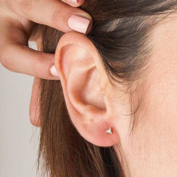Piercing oreja Oro 18 kilates triangulo con circonita garras Amira