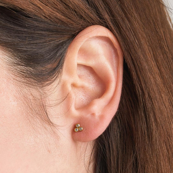 Piercing oreja Oro 18 kilates triangulo con circonitas Deka