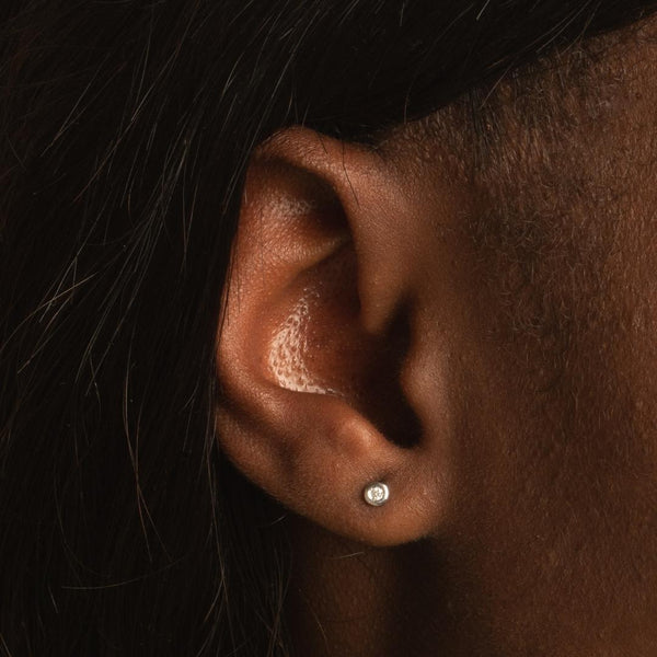 Pendientes Oro blanco 18kt con diamante en chaton 0.03 quilates Asya