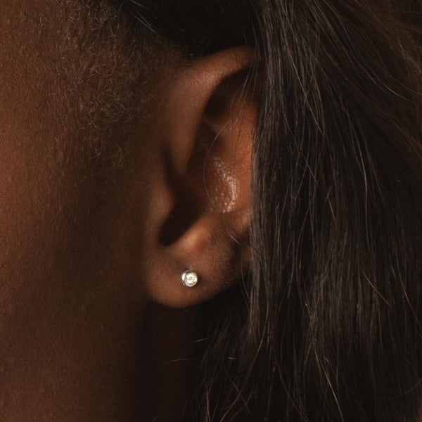 Pendientes Oro blanco 18 kilates con diamante creado chaton 0.05 quilates Asya