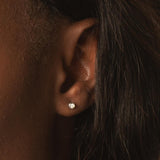 Pendientes Oro blanco 18 kilates con diamante creado chaton 0.05 quilates Asya