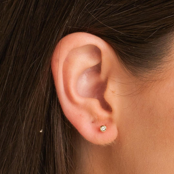 Pendientes Oro blanco 18kt con diamante creado en chaton 0.05 quilates Asya