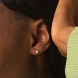 Pendientes Oro blanco 18kt con diamante en chaton 0.09 quilates Asya