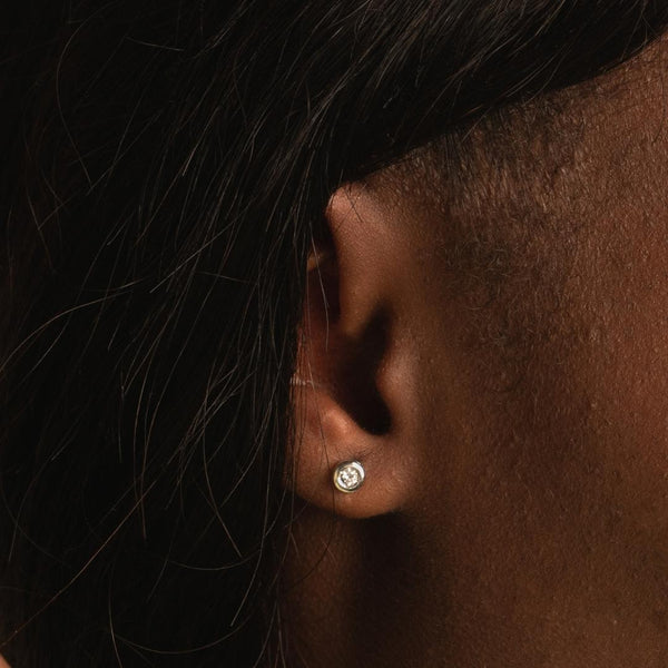 Pendientes Oro blanco 18kt diamante chaton 0.14 quilates Asya