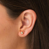 Pendientes Oro blanco 18kt con diamante en chaton 0.19 quilates Asya