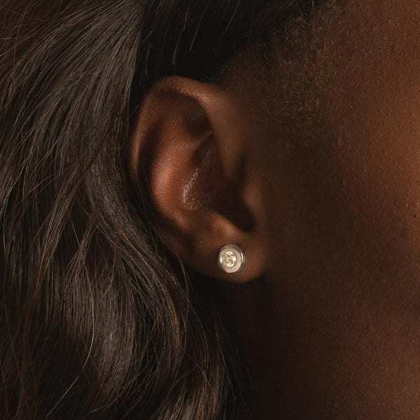 Pendientes Oro blanco 18 kilates diamante creado chaton 0.40 quilates Asya