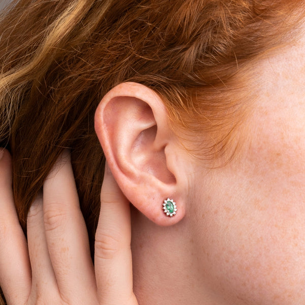 Pendientes Oro blanco 18kt esmeralda oval con orla diamantes Malie