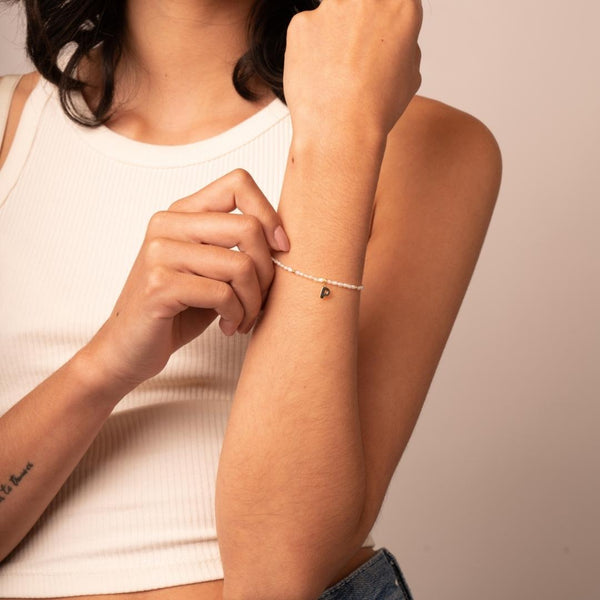 Pulsera Oro 18 kilates con perlas de grano e inicial