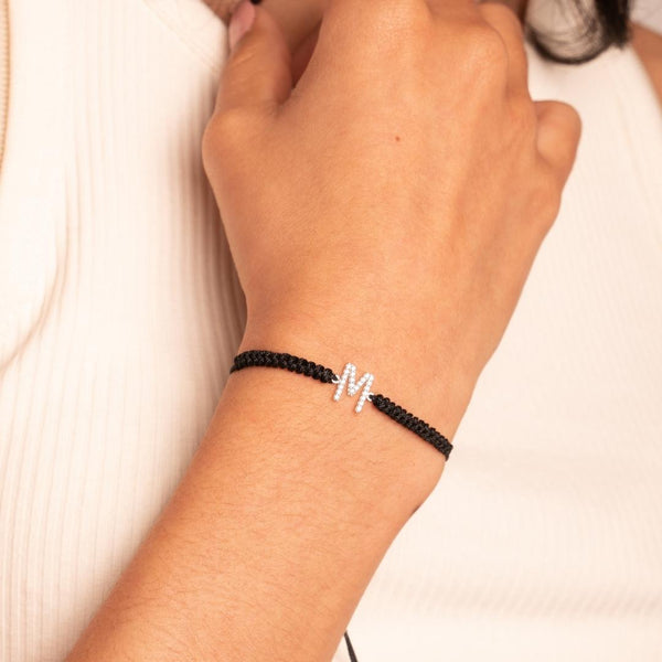 Pulsera Oro blanco 18kt con macrame inicial circonitas