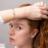 Pulsera rigida de Oro blanco 18kt con nudo Nilsa