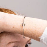 Pulsera rigida Oro blanco 18kt nudo Nilsa