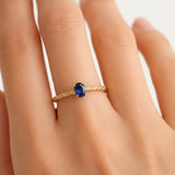 ANEL ENTRELAÇADO COM SAFIRA HENE