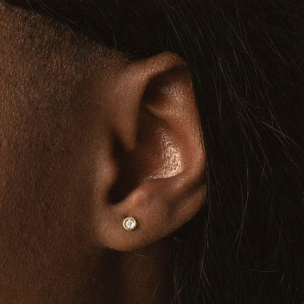 PENDIENTES CON DIAMANTE CHATON 0.030 QUILATES PUNTO DE LUZ