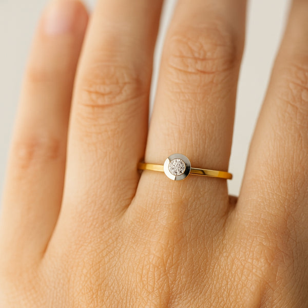 ANILLO SOLITARIO BICOLOR CHATON CON DIAMANTE 0.070 QUILATES LUISE