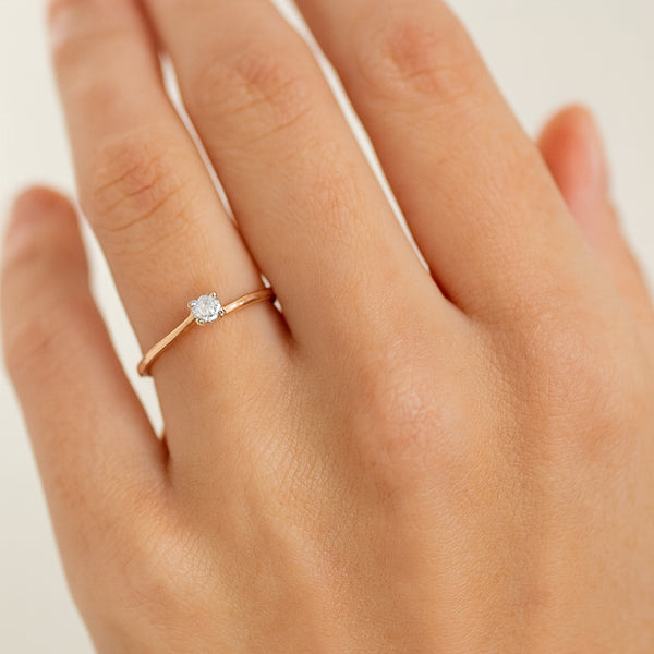 ANILLO SOLITARIO CUATRO GARRAS CON DIAMANTE 0.10 QUILATES LIDA