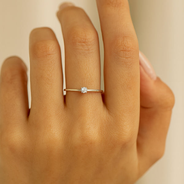 ANILLO SOLITARIO CON DIAMANTE 0.10 QUILATES NEFELI