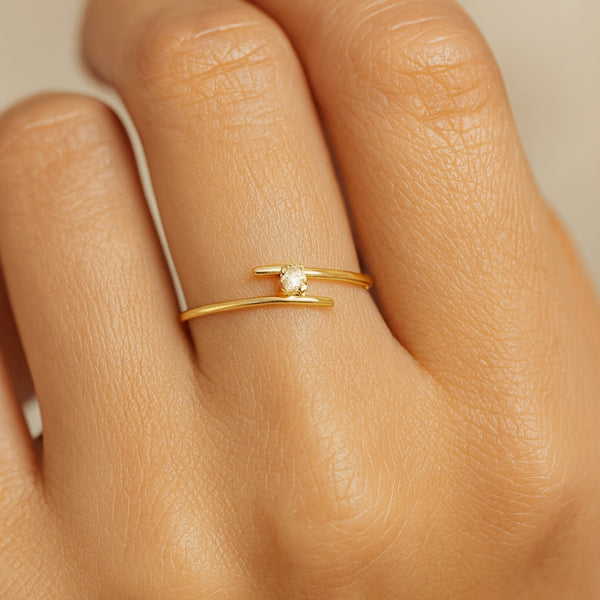 ANILLO SOLITARIO CRUZADO CON DIAMANTE 0.10 QUILATES NOLA